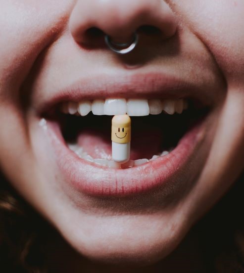 Persona con una pastilla en la boca que indica la automedicación