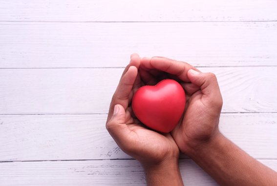 imagen de manos sosteniendo un corazón de goma