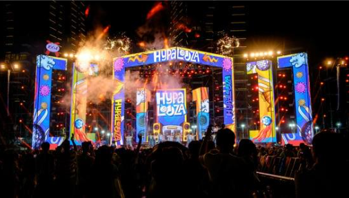 imagen de un escenario en un festival de música
