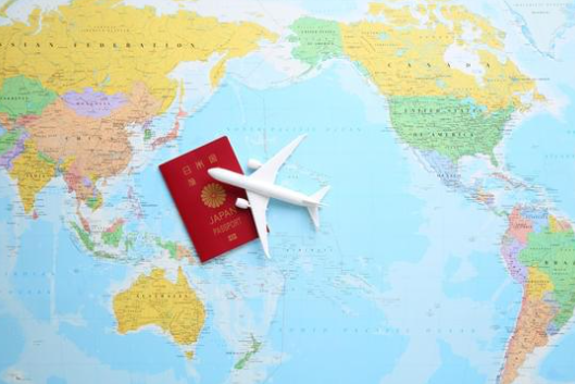 mapamundi con avion de juguete y pasaporte