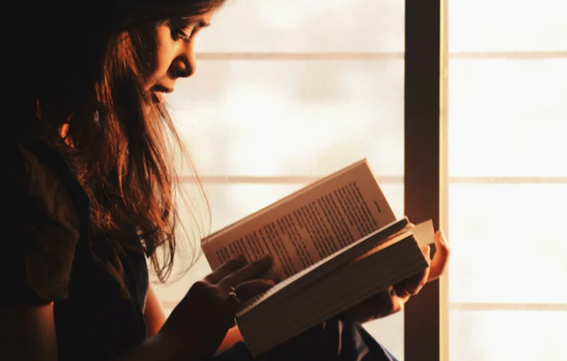 Imagen de chica leyendo