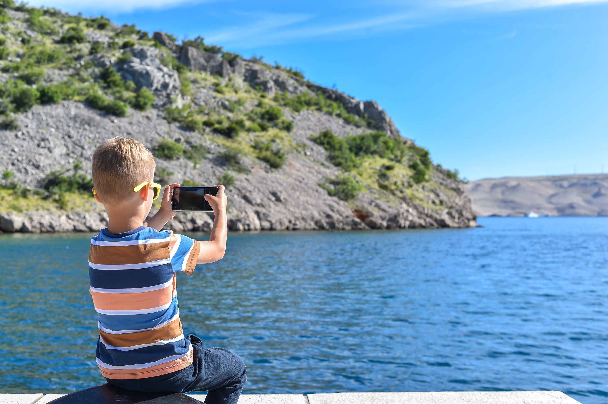 NIÑO HACIENDO FOTO