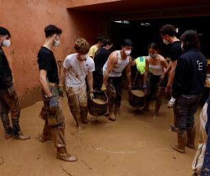 Imagen de personas jóvenes ayudando en la dana de Valencia