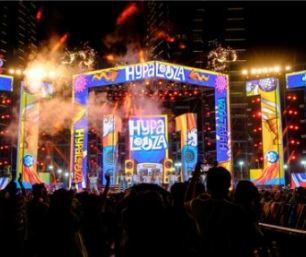 imagen de un escenario en un festival de música